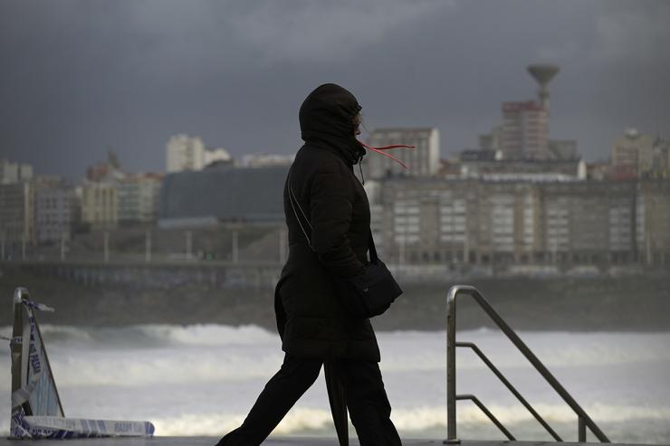Unha muller cóbrese coa carapucha durante a fronte meteorolóxica, a 23 de febreiro de 2024, na Coruña / M. Dylan - Arquivo