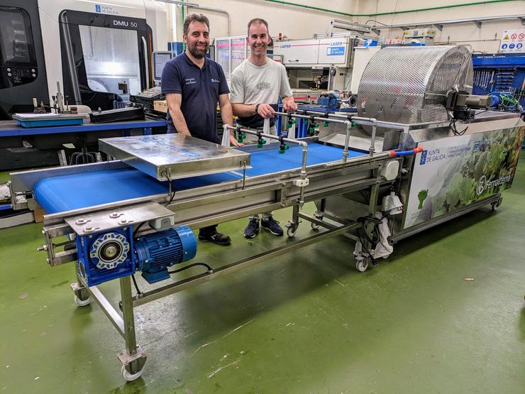 Miguel Calvo e Carlos Pérez coa máquina de limpar grelos/Miguel Calvo cedida