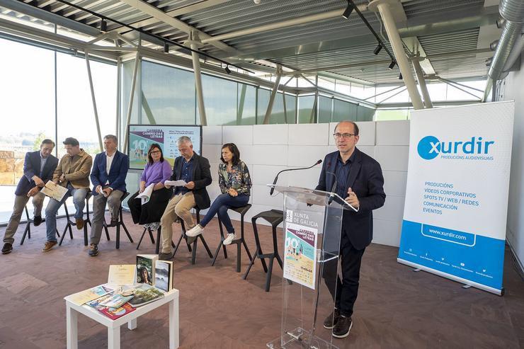 O secretario xeral de Lingua, Valentín García, acompañado do director xeral de Cultura, Anxo M. Lorenzo, presentan en rolda de prensa a X Carreira Camiño das Letras / CONCHI PAZ