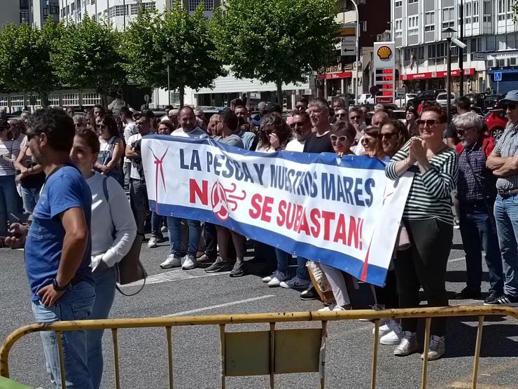 Centos de pescadores maniféstase en Cangas contra a eólica mariña: "O noso mar non será vendido en poxa" / PLATAFORMA EN DEFENSA DA PESCA