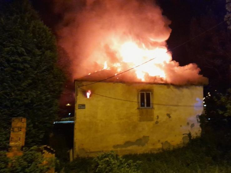 Incendio nunha casa deshabitada do barrio da Cheda, en Lugo. / POLICÍA LOCAL DE LUGO - Europa Press