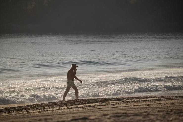 Unha persoa pasea pola praia de Silgar, a 25 de xaneiro de 2024, en Sanxenxo / Elena Fernández - Arquivo
