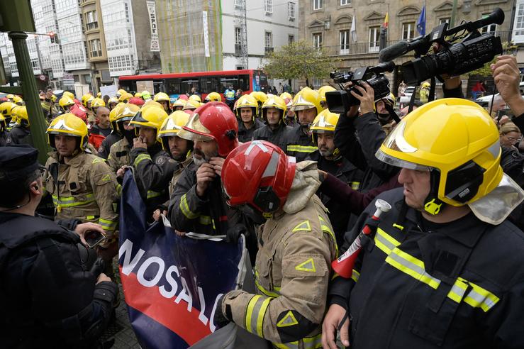 Arquivo - Bombeiros dos parques comarcais durante unha concentración fronte á Deputación da Coruña, a 27 de outubro de 2023, na Coruña, Galicia (España). Máis de 200 bombeiros dos parques comarcais galegos, en folga desde o pasado 15 de juni. M. Dylan - Europa Press - Arquivo
