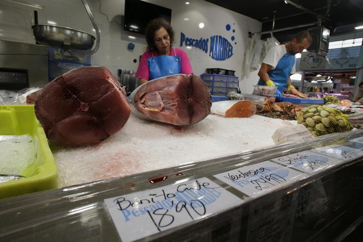Un posto de venda de alimentos nun mercado / Carlos Castro - Europa Press