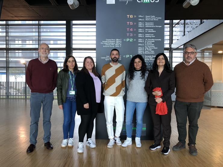 De esquerda a dereita, o grupo autor da investigación: José Manuel Cameselle, Susana Bravo, María Suárez, Miguel Chenlo, Sihara Pérez, Clara Álvarez e Narciso Blanco / Gabinete de Comunicación USC