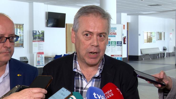 O conselleiro de Sanidade, Antonio Gómez Caamaño, xunto co xerente da área sanitaria de Santiago-Barbanza, Ángel Facio / Europa Press