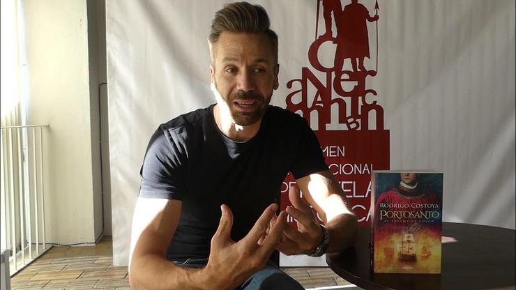 Rodrigo Costoya coa súa novela 'Portosanto' 