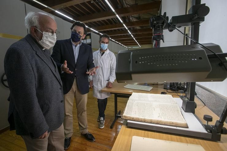 O secretario xeral da Emigración, Antonio Rodríguez Miranda, visita o arquivo diocesano de Santiago en xullo de 2021 / CONCHI PAZ - Arquivo