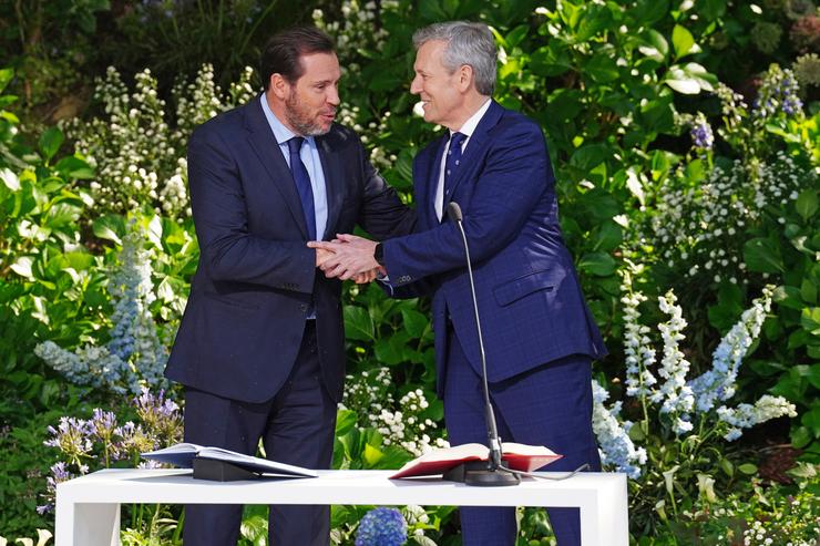 Arquivo - O ministro de Transportes, Óscar Puente (i) e o presidente da Xunta de Galicia, Alfonso Rueda (d), durante o acto da súa toma de posesión, no parque de San Domingos de Bonaval, a 13 de abril de 2024, en Santiago de Compostela, A Coruña,. Álvaro Ballesteros - Europa Press - Arquivo 