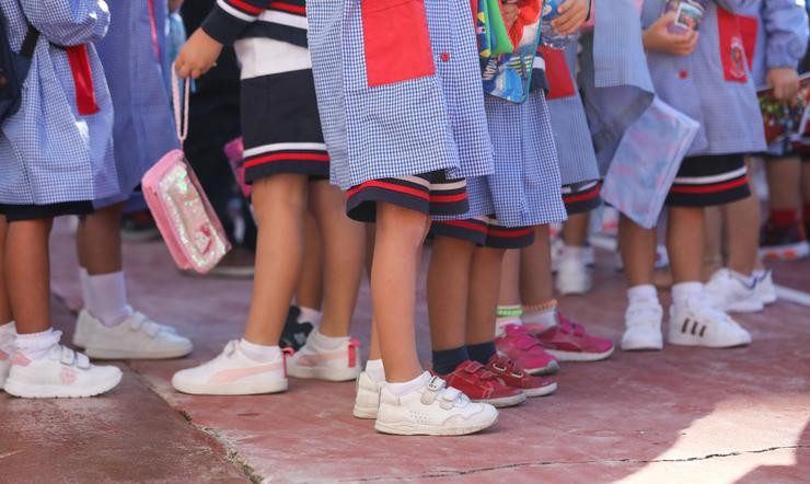 Varios nenos no patio dunha escola o día de inicio do curso no colexio / Marta Fernández Jara 