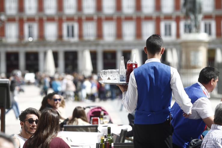 Camareiros serven nunha terraza / EUROPA PRESS - Arquivo