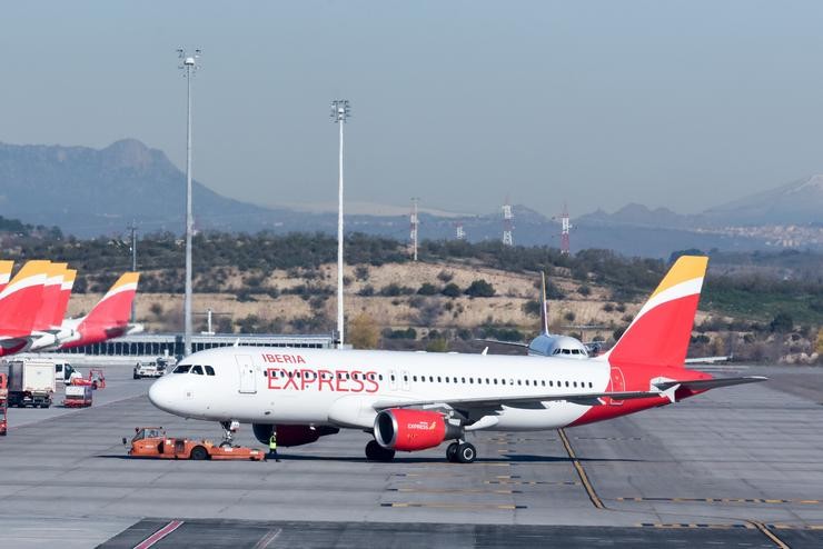Un avión aparcado na pista durante o último día da folga do servizo de handling de Iberia, no aeroporto Adolfo Suárez Madrid-Barajas, a 8 de xaneiro de 2024, en Madrid / Gustavo Valiente - Arquivo