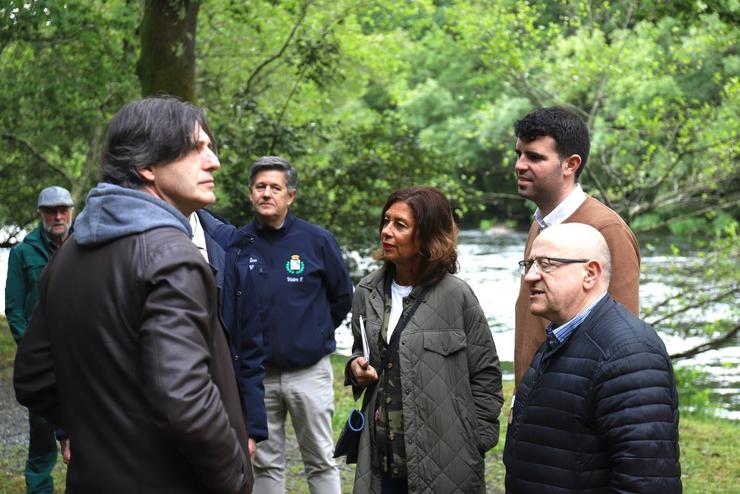 A directora xeral de Patrimonio Natural, Marisol Díaz, nunha visita con motivo da campaña de pesca de salmón e reo en ríos galegos / XUNTA