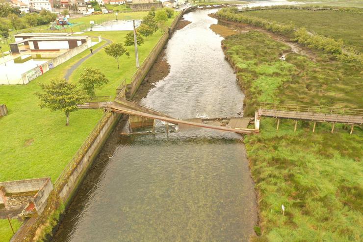 Rompe a pasarela peonil do río Belelle, en Neda. / Europa Press