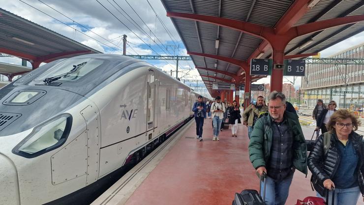 Imaxe do AVE Avril este martes á chegada a Madrid con máis de dúas horas e media de atraso.. PEDRO DAVILA-EUROPA PRESS / Europa Press