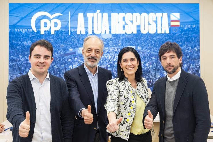 Os candidatos do PPdeG ás eleccións europeas, Pablo Gómez Cedrón, Francisco Millán Mon e Adrián Vázquez, xunto á secretaria xeral do PPdeG, Paula Prado, na reunión do comité electoral, en Santiago. ÍÑIGO ROLÁN / Europa Press
