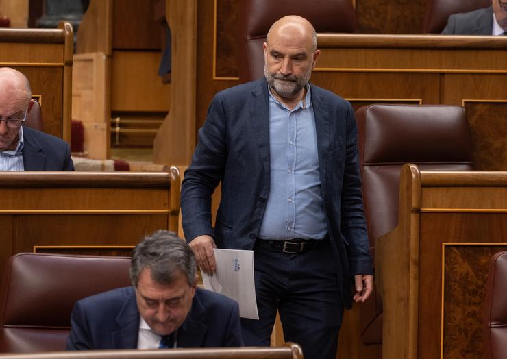 O deputado de BNG Néstor Rego durante a sesión plenaria / Eduardo Parra