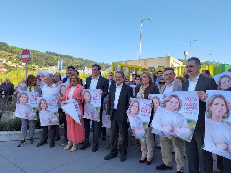 O candidato ás europeas polo PSOE, Nicolás González Casares, xunto ao secretario xeral do PSdeG, José Ramón Gómez Besteiro; a presidenta do PSdeG, Carmela Silva; e o alcalde de Vigo, Abel Caballero, entre outros.