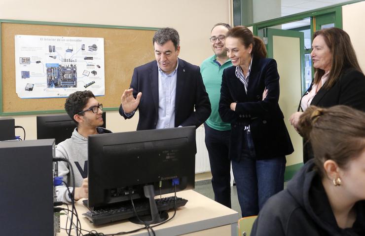O conselleiro de Educación, Ciencia, Universidades e FP, Román Rodríguez, supervisa no IES de Valadares as probas de competencia dixital / XUNTA DE GALICIA