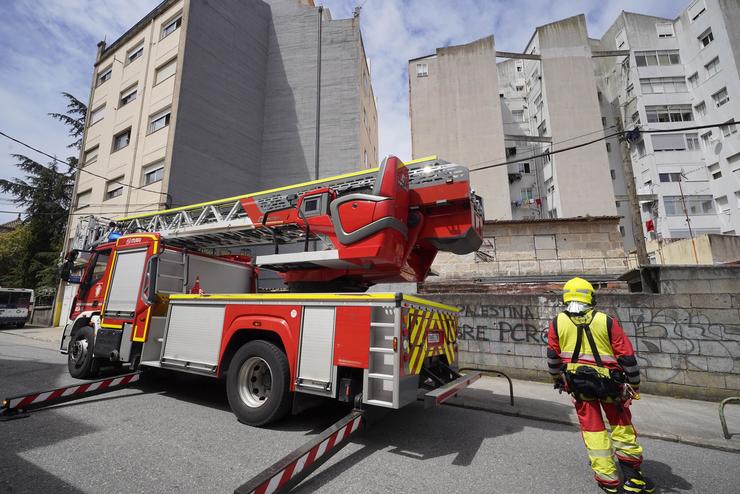 Un camión de bombeiros nas inmediacións onde se derrubou a parede dun edificio en Vigo.. Javier Vázquez - Europa Press / Europa Press