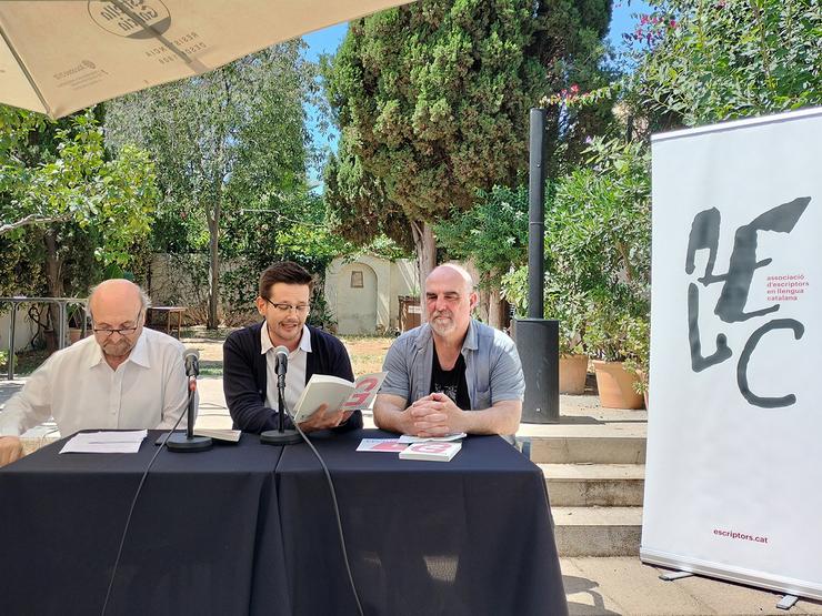 O presidente da AELG, Cesáreo Sánchez; un representante do EIE, Joxemari Carrere, e o presidente da AELC, Sebastià Portell, na presentación do manifesto pola protección das linguas catalá, vasca e galega /  FEDERACIÓN GALEUSCA