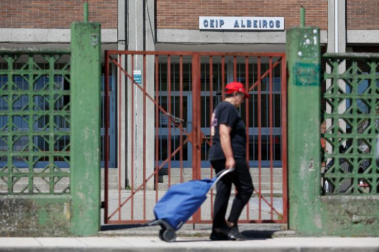 Unha persoa pasa por diante do colexio onde un profesor é investigado por presunto abusos a cinco nenas do centro.. Carlos Castro - Europa Press