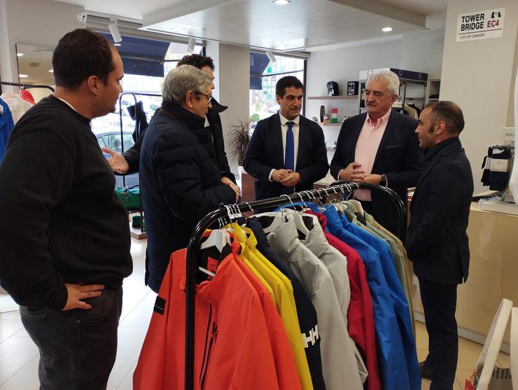 O director xeral de Comercio, Gabriel Alén, visita un establecemento adherido ao Bono Activa Comercio. XUNTA 