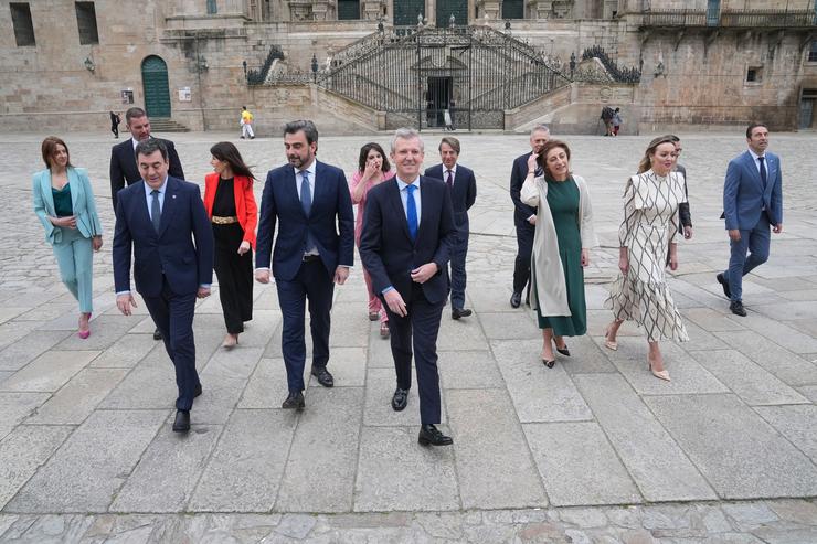 O presidente da Xunta, Alfonso Rueda (c), xunto ao seu equipo de Goberno, de camiño ao primeiro Consello da Xunta do novo Goberno de Alfonso Rueda, no Pazo de Raxoi, a 15 de abril de 2024, en Santiago de Compostela / Álvaro Ballesteros - Arquivo