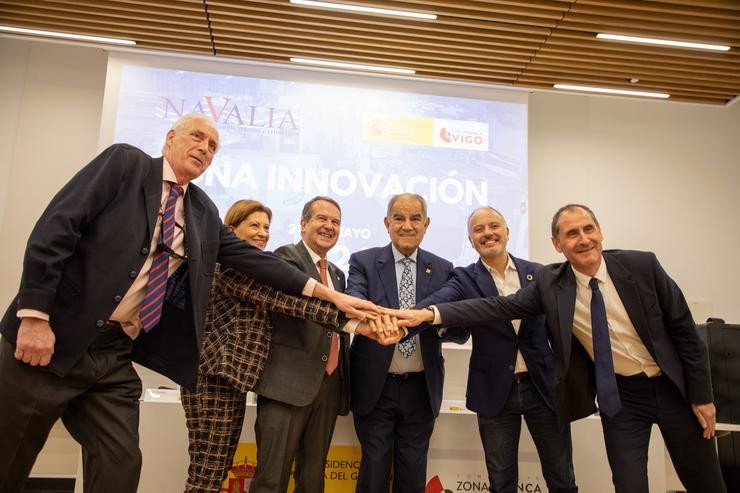 (I-D) O presidente da AINE, Jorge Dahl; a concelleira Elena Espinosa; o alcalde, Abel Caballero; o presidente de Navalia, José García Costas; o delegado de Zona Franca, David Regades; e o director de Navalia, Javier Arnau / ZONA FRANCA-NAVALIA