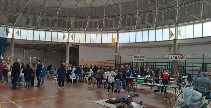 A plataforma Ulloa Viva deseña pancartas en Monterroso para a manifestación do 26 de abril contra o proxecto de Altri en Palas de Rei. ULLOA VIVA / Europa Press