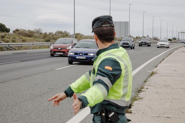 Un axente da Garda Civil nun dispositivo de vixilancia de tráfico / Carlos Luján - Arquivo