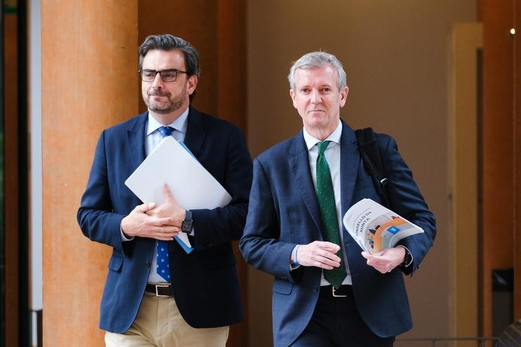 Diego Calvo, conselleiro de Presidencia, xunto co presidente da Xunta, Alfonso Rueda, antes da rolda de prensa do Consello do luns 6 de maio. DAVID CABEZON @ XUNTA 