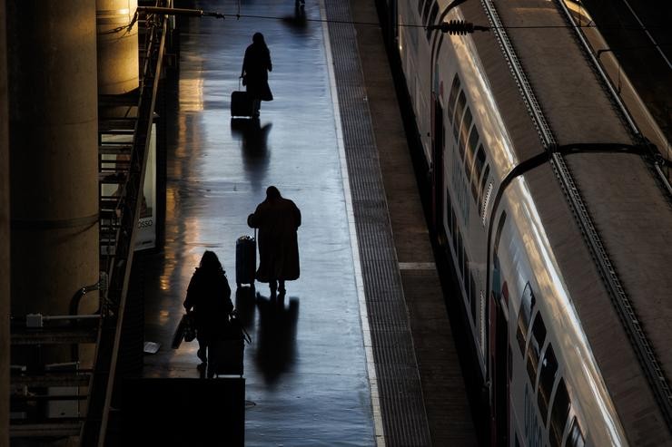 Arquivo - Arquivo. Pasaxeiros nunha estación de tren.. Alejandro Martínez Vélez - Europa Press - Arquivo