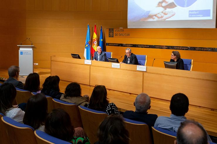 O conselleiro de Sanidade, Antonio Gómez Caamaño, o xerente da ACIS, Antonio Fernández-Campa, e a xefa de 