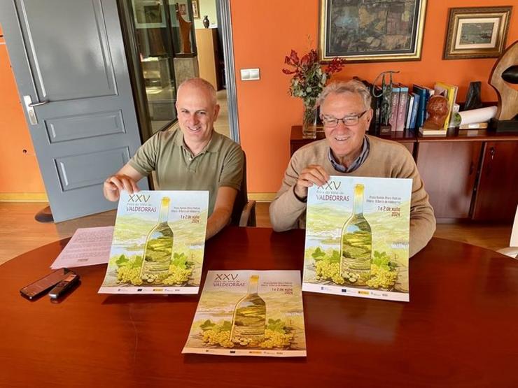Presidente do CRDO Valdeorras e Alcalde do Barco presentando o cartel da XXV Feira do Viño. de Valdeorras