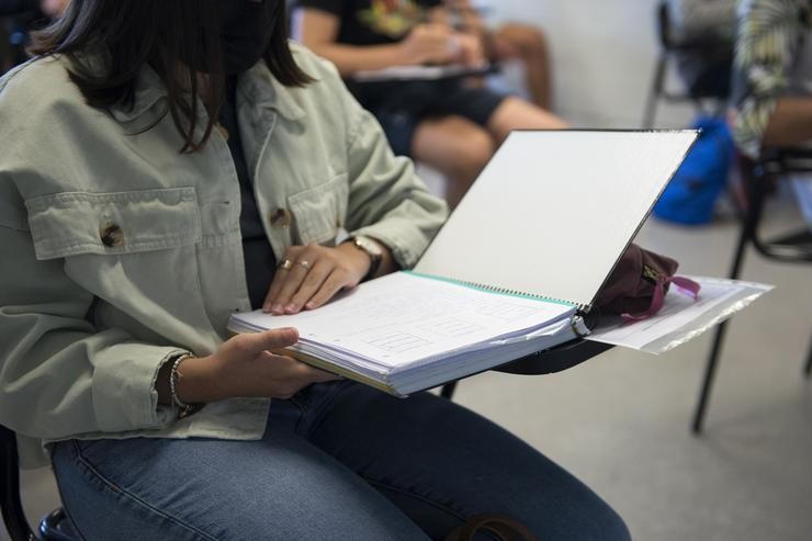 Unha estudante le os seus apuntamentos / Glòria Sánchez - Arquivo