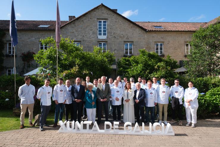 O presidente da Xunta de Galicia, Alfonso Rueda, e o director de Turismo de Galicia, Xosé Merelles, participan no almorzo de Estrelas solidarias no Camiño de Santiago 2024 / DAVID CABEZON @ XUNTA