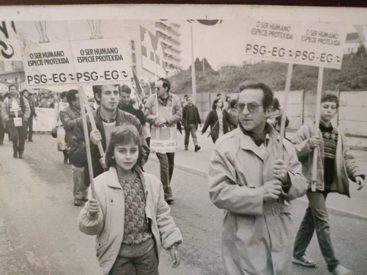Carlos Guitián, cos seus fillos Iria, Carlos e Óscar, nunha manifestación medioambiental 