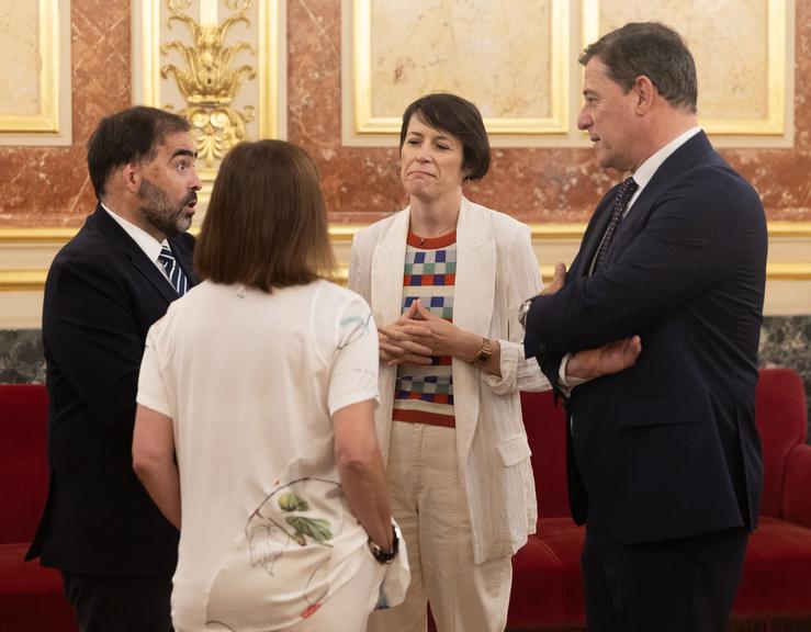 (E-D) A presidenta do Congreso dos Deputados, Francina Armengol; o portavoz do PP no Parlamento de Galicia, Alberto Pazos; a portavoz nacional do BNG, Ana Pontón, e o secretario xeral do PSdeG, José Ramón Gómez Besteiro, conversan no Congreso 