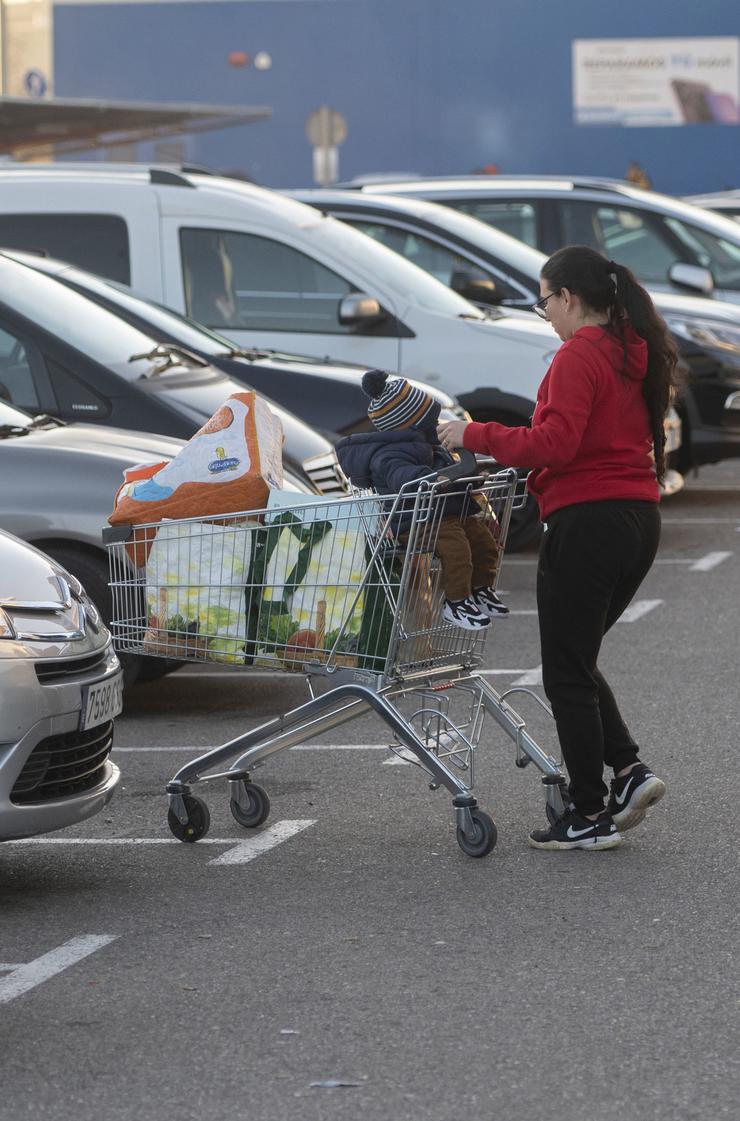 Arquivo - Unha muller sae dun supermercado cun carro da compra, a 27 de decembro de 2022, en Mejorada del Campo, Madrid (España). O Goberno suprimiu durante seis meses o IVE do 4% que se aplica a todos os alimentos de primeira necesidade, e. Alberto Ortega - Europa Press - Arquivo / Europa Press