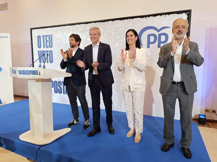 Os candidatos electos ao Parlamento Europeo Adrián Vázquez e Francisco Millán Mon, coa secretaria xeral do PPdeG, Paula Prado, e o presidente da Xunta e do PPdeG, Alfonso Rueda, no comité executivo do PPdeG 