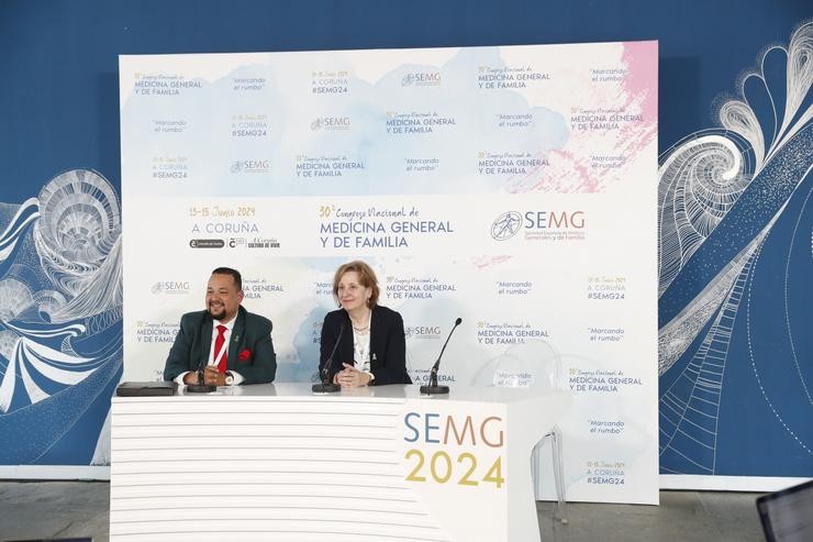 A presidenta da Sociedade Española de Médicos Xerais e de Familia (SMEG), Pilar Rodriguez, e o seu homólogo en Galicia, Albert Foo, en rolda de prensa con motivo do seu congreso anual / SMEG
