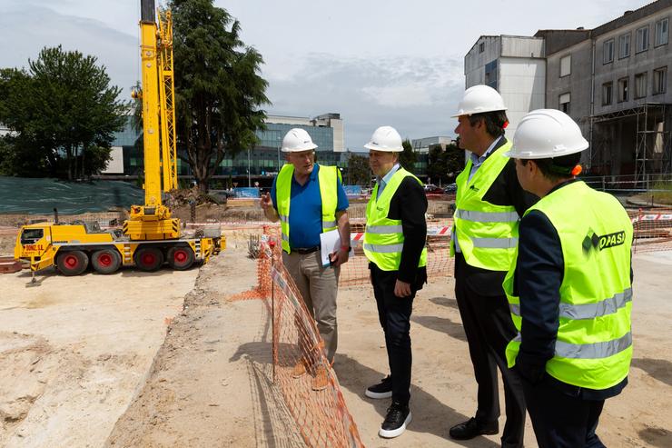 O conselleiro de Sanidade, Antonio Gómez Caamaño, e unha delegación do Consello de Seguridade Nacional (CSN) visitan as obras do Centro de Protonterapia de Santiago / XUNTA