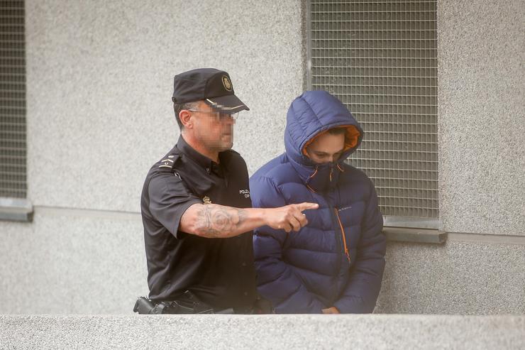 Un axente de Policía acompaña ao loteiro detido á súa chegada ao Xulgado de Primeira Instancia nº 2 de Lugo, a 13 de xuño de 2024, en Lugo, Galicia (España).. Carlos Castro - Europa Press / Europa Press