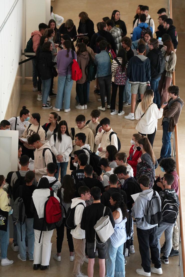 Arquivo - Estudantes esperan antes de entrar para comezar as probas de acceso á universidade 2022, a 7 de xuño de 2022, en Santiago de Compostela, A Coruña, Galicia (España). Hoxe arrincou en Galicia a Avaliación de Bacharelato para Acceso a l. Álvaro Ballesteros - Europa Press - Arquivo