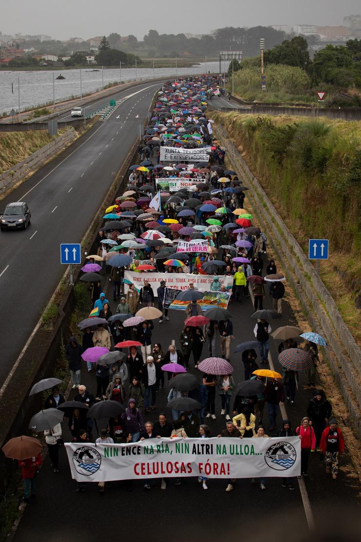 Centos de persoas protestan fronte á fábrica Ence durante unha nova manifestación contra as empresas de celulosa Altri e Ence, a 16 de xuño de 2024, en Pontevedra, Galicia.. Adrián Irago - Europa Press / Europa Press