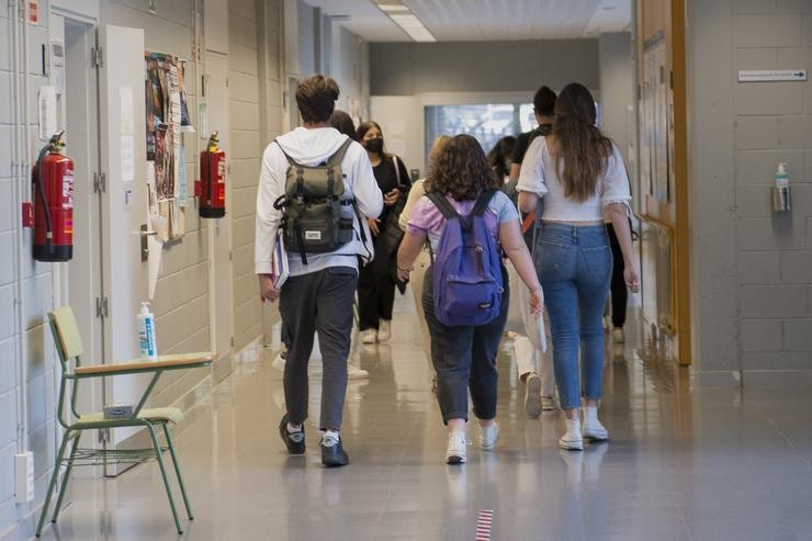 Un grupo de estudantes entra a unha aula / Glòria Sánchez - Arquivo