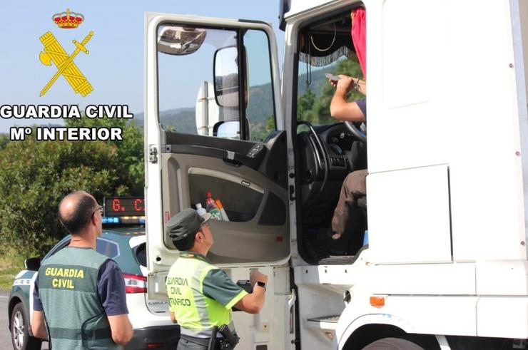 Imaxe da revisión dun camión.. GARDA CIVIL / Europa Press