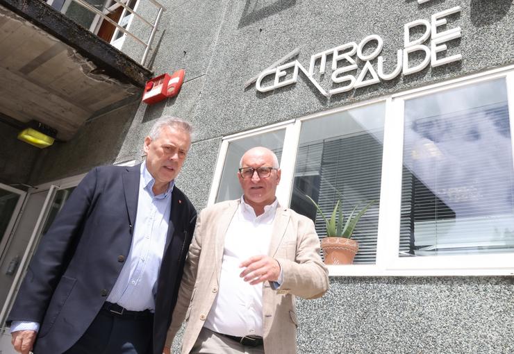 O conselleiro de Sanidade, Antonio Gómez Caamaño, e o alcalde de Noia, Santiago Freire, visita o centro de saúde do municipio.. XUNTA / Europa Press