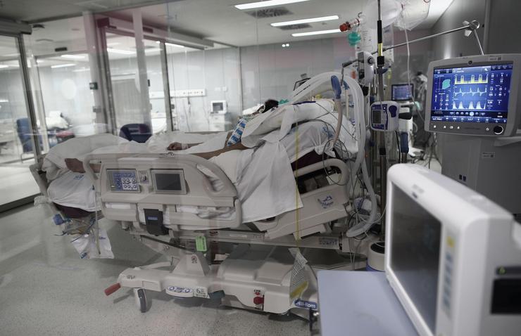 Un enfermo nunha cama da UCI  / Eduardo Parra - Europa Press - Arquivo
